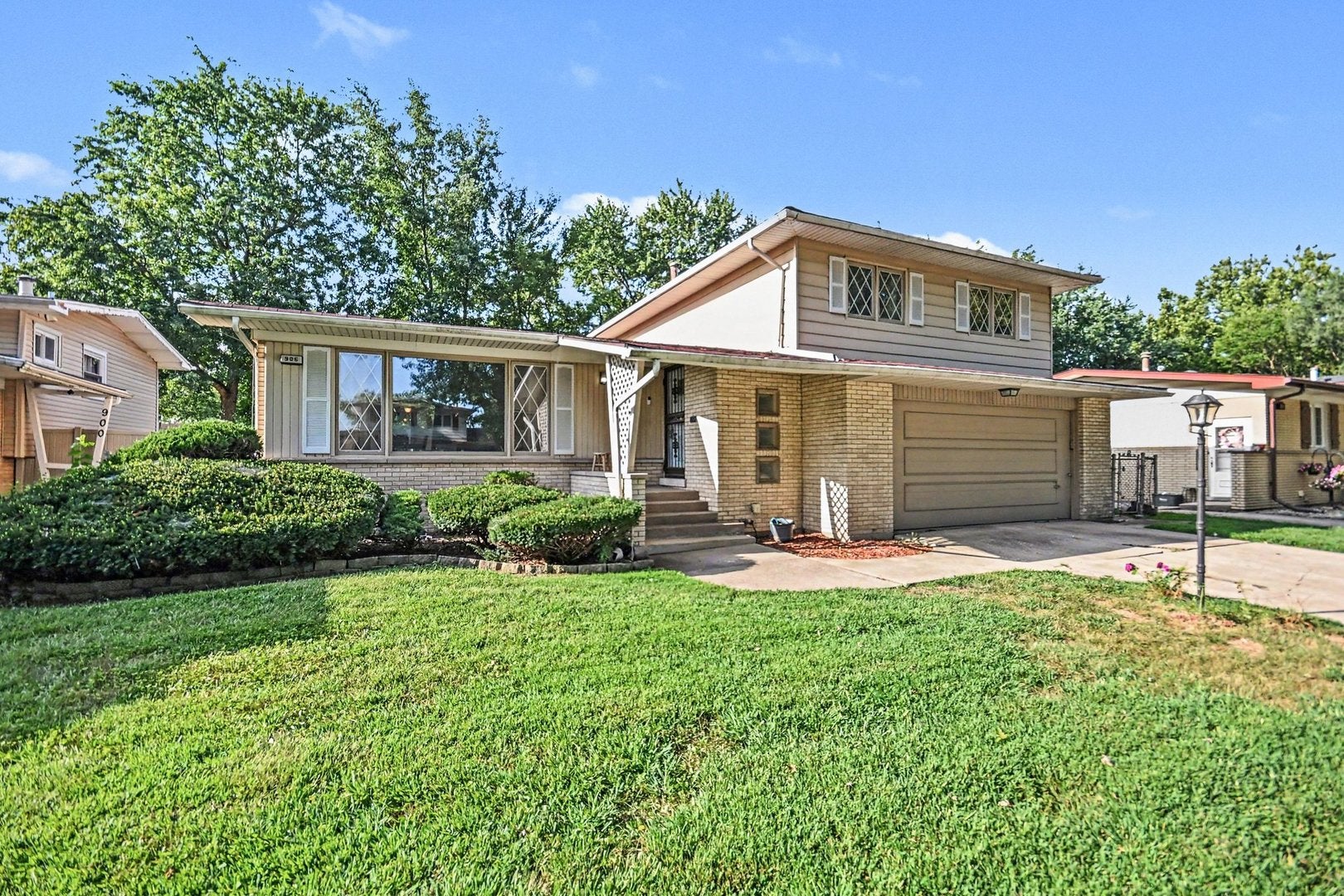 906 N Rainbow Drive