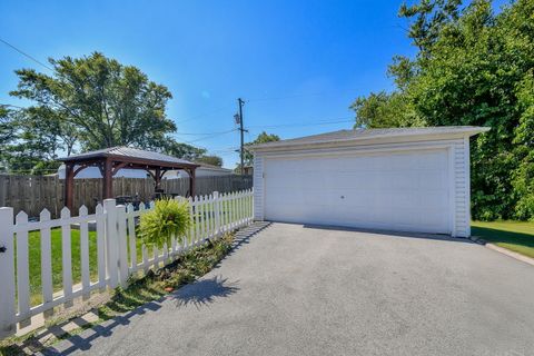 Tiny photo for 252 N Lombard Avenue, Lombard, IL 60148 (MLS # 12474616)