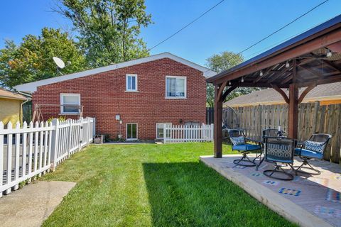 Tiny photo for 252 N Lombard Avenue, Lombard, IL 60148 (MLS # 12474616)