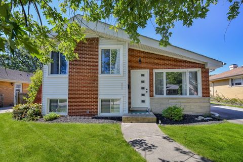 Tiny photo for 252 N Lombard Avenue, Lombard, IL 60148 (MLS # 12474616)
