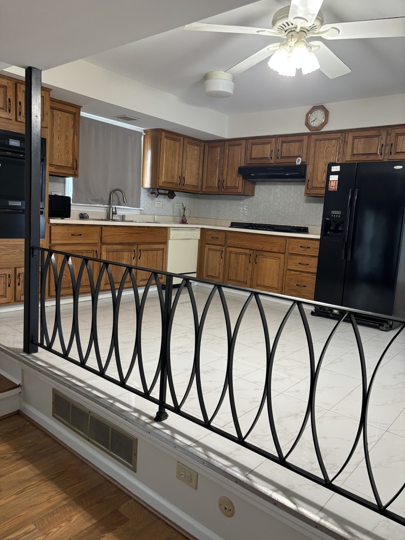 Arlington Heights, Illinois 60005, United States, 4 Bedrooms Bedrooms, ,4 BathroomsBathrooms,Residential,Active,183180