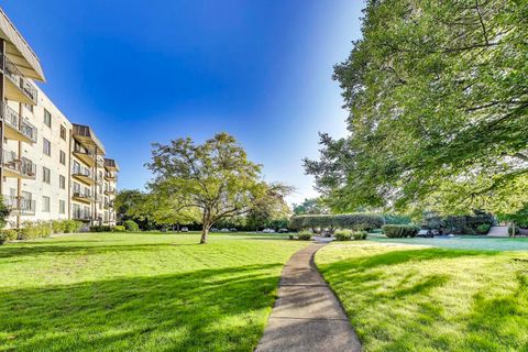 Tiny photo for 5840 W 104th Street #209, Oak Lawn, IL 60453 (MLS # 12515544)