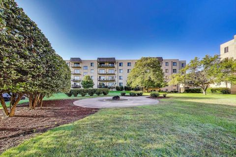 Photo of 5840 W 104th Street #209, Oak Lawn, IL 60453 (MLS # 12515544)