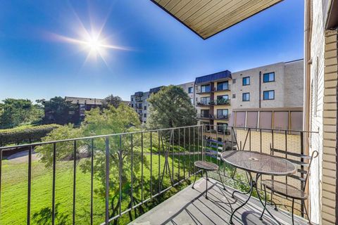 Tiny photo for 5840 W 104th Street #209, Oak Lawn, IL 60453 (MLS # 12515544)