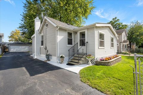 271 N Smith Street Aurora IL 60505