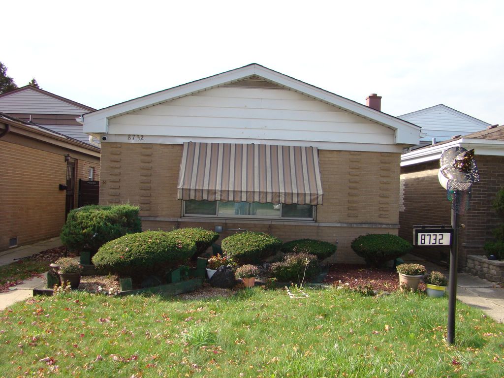 Photo for 8732 S Calumet Avenue, Chicago, IL 60619 (MLS # 12508800)