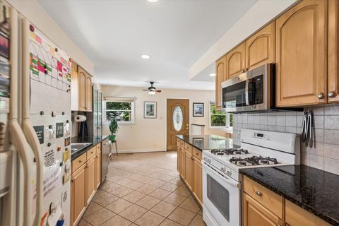 Tiny photo for 912 N Kaspar Avenue, Arlington Heights, IL 60004 (MLS # 12672668)