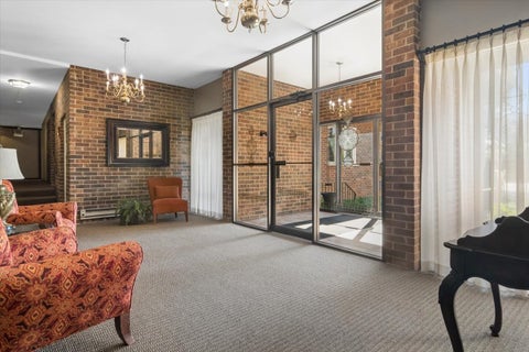 Tiny photo for 2300 W Talcott Road #2B1, Park Ridge, IL 60068 (MLS # 12792794)