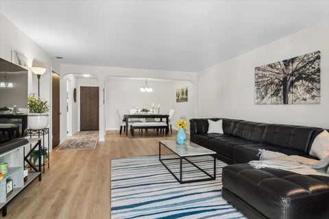 Tiny photo for 2300 W Talcott Road #2B1, Park Ridge, IL 60068 (MLS # 12792794)