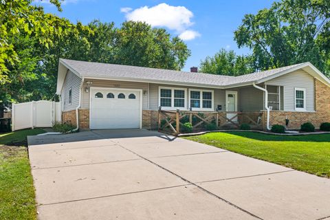 Tiny photo for 685 MAPLE Court, Elk Grove Village, IL 60007 (MLS # 12492088)