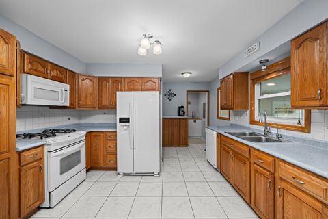 Tiny photo for 685 MAPLE Court, Elk Grove Village, IL 60007 (MLS # 12492088)