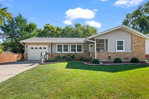 Photo of 685 MAPLE Court, Elk Grove Village, IL 60007 (MLS # 12492088)