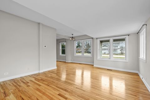 Tiny photo for 113 Gladys Avenue, Fox River Grove, IL 60021 (MLS # 12595512)