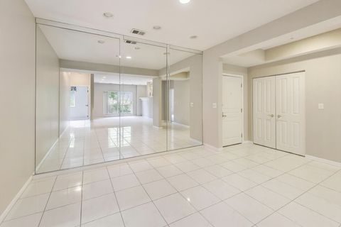 Tiny photo for 20 Trafalgar Square #203, Lincolnshire, IL 60069 (MLS # 12461408)