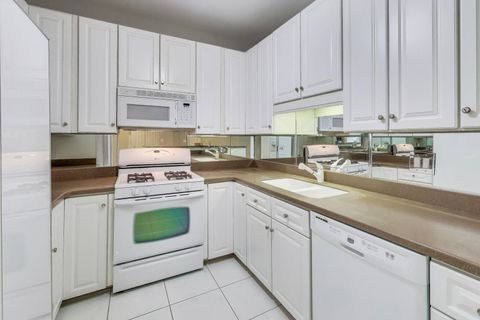 Tiny photo for 20 Trafalgar Square #203, Lincolnshire, IL 60069 (MLS # 12461408)