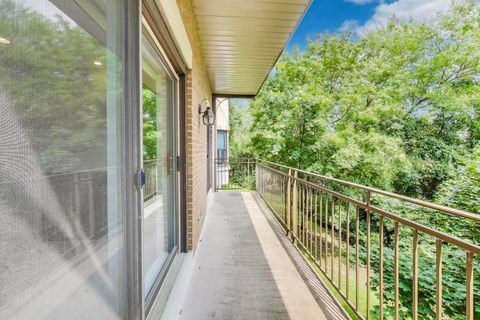 Tiny photo for 20 Trafalgar Square #203, Lincolnshire, IL 60069 (MLS # 12461408)
