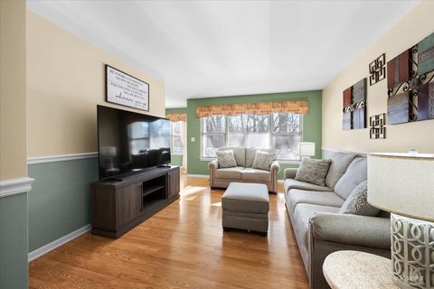 Tiny photo for 385 Woodview Circle #B, Elgin, IL 60120 (MLS # 12565156)