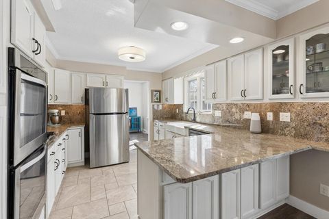 Tiny photo for 2515 E George Washington Boulevard, Davenport, IA 52803 (MLS # 12598168)