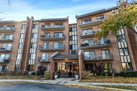 Photo of 701 LAKE HINSDALE Drive #G-202, Willowbrook, IL 60527 (MLS # 12519092)