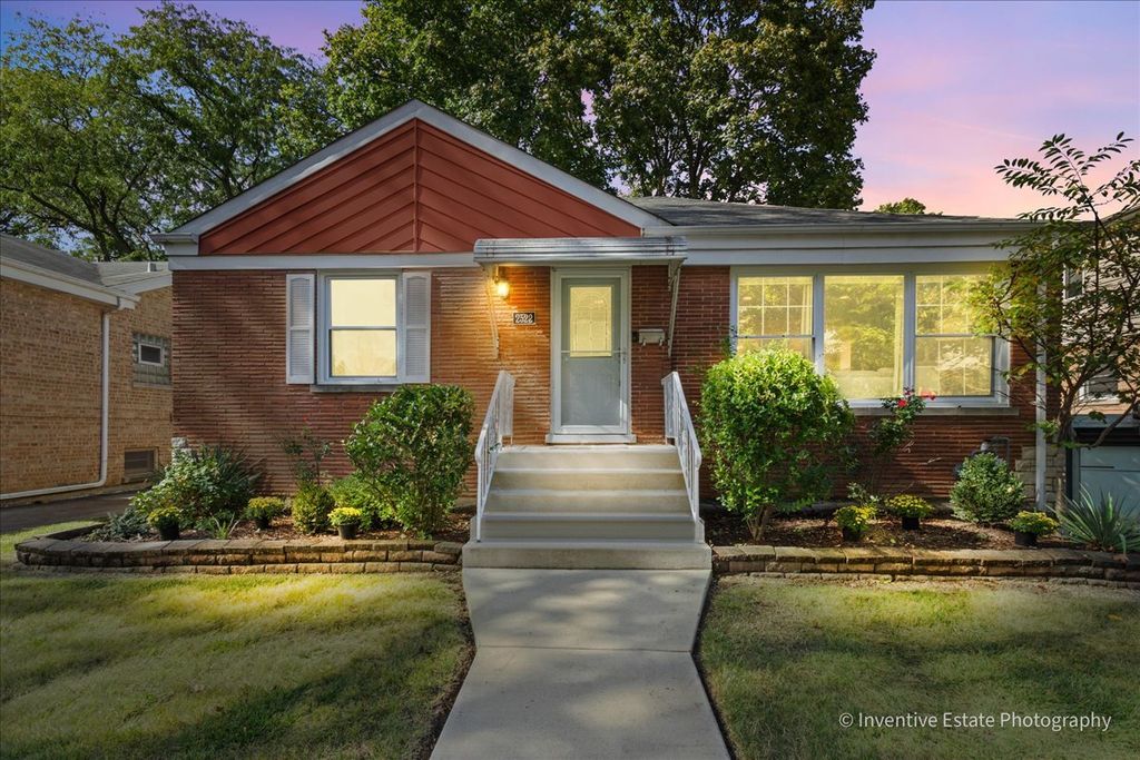 Photo for 2522 S 6th Avenue, North Riverside, IL 60546 (MLS # 12491740)