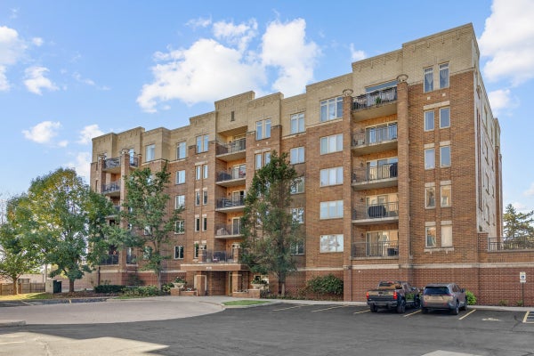 655 PERRIE DR APT 605, ELK GROVE VILLAGE, IL 60007 - Image d40bb7fdf320aaf4cf87db00ac7a2ee8/91677048