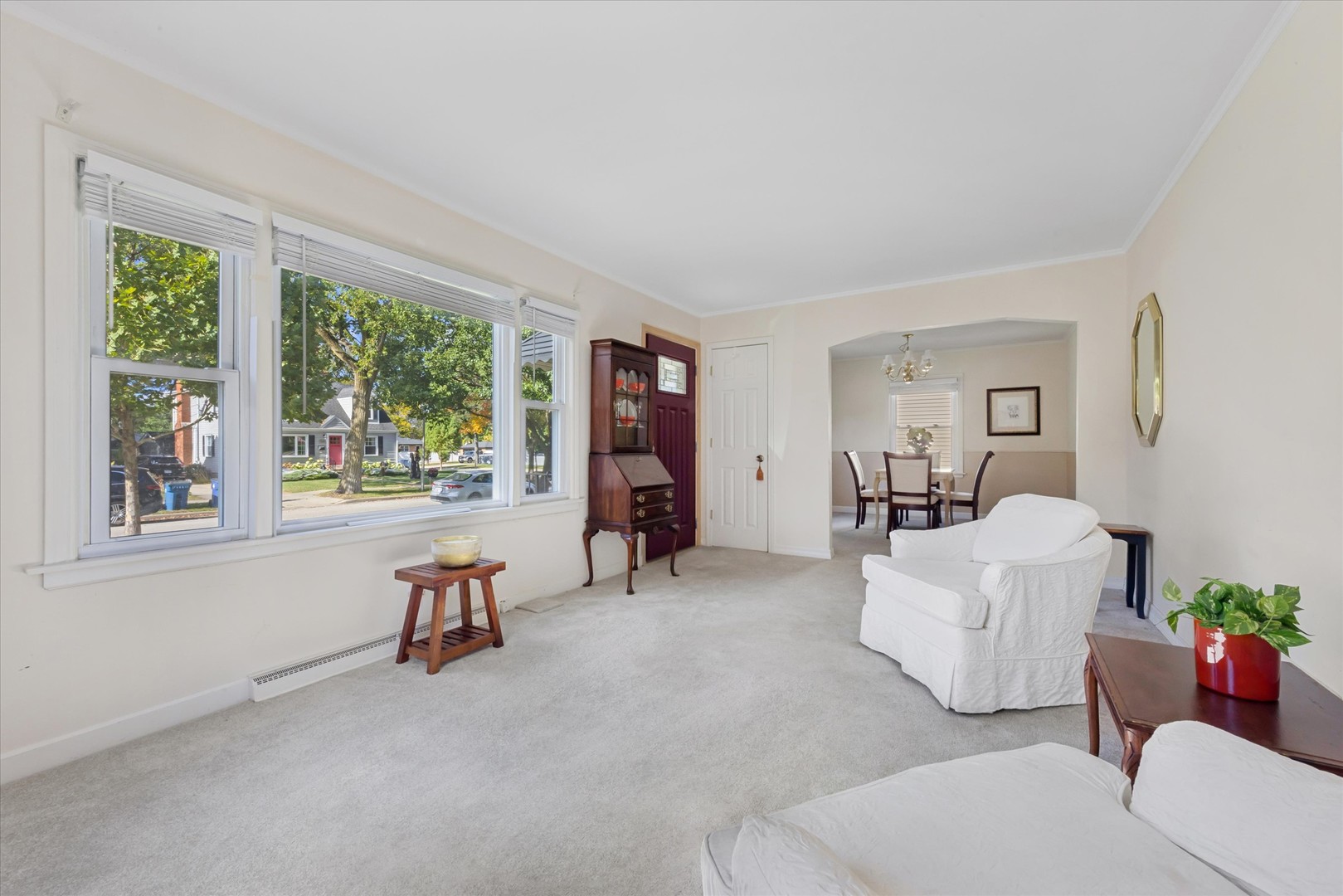 995 S Swain Avenue