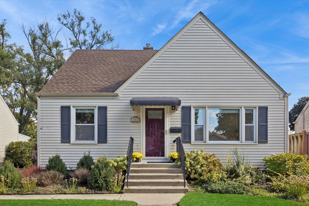 Photo for 995 S Swain Avenue, Elmhurst, IL 60126 (MLS # 12501882)