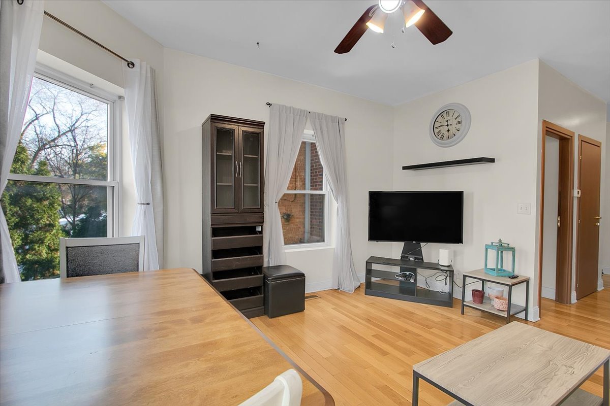 1647 W Sherwin Avenue 1