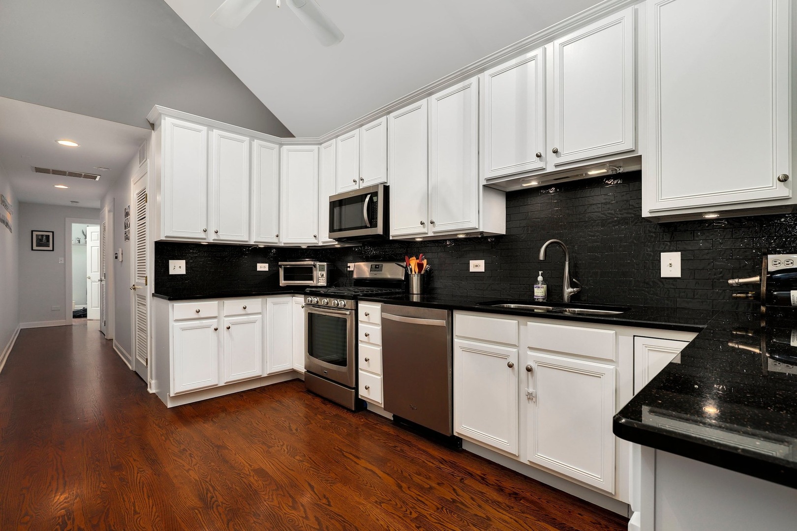 2117 W Evergreen Avenue 3E