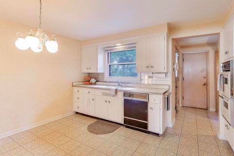 Tiny photo for 913 S Na Wa Ta Avenue, Mount Prospect, IL 60056 (MLS # 12503576)