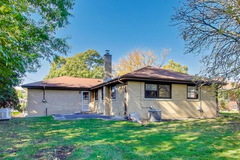 Tiny photo for 913 S Na Wa Ta Avenue, Mount Prospect, IL 60056 (MLS # 12503576)