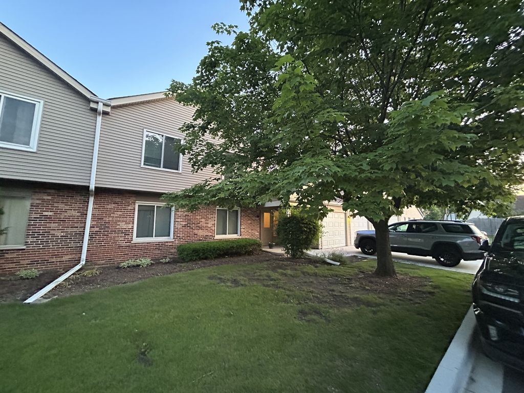 Photo for 7030 Park Lane Court #203, Woodridge, IL 60517 (MLS # 12504269)