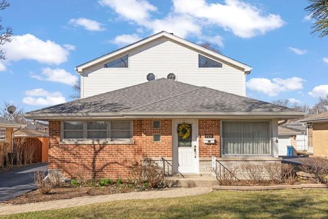 Photo of 928 S Hillcrest Avenue, Elmhurst, IL 60126 (MLS # 12588029)
