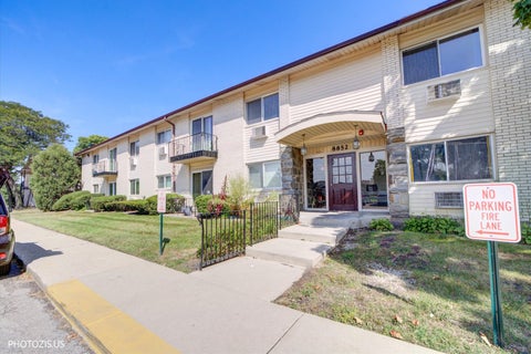 Tiny photo for 8852 N Leslie Lane #2C, Des Plaines, IL 60016 (MLS # 12769672)