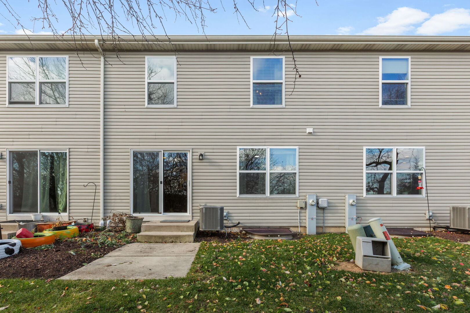 Woodstock, Illinois 60098, United States, 2 Bedrooms Bedrooms, ,2 BathroomsBathrooms,Residential,Active,249347