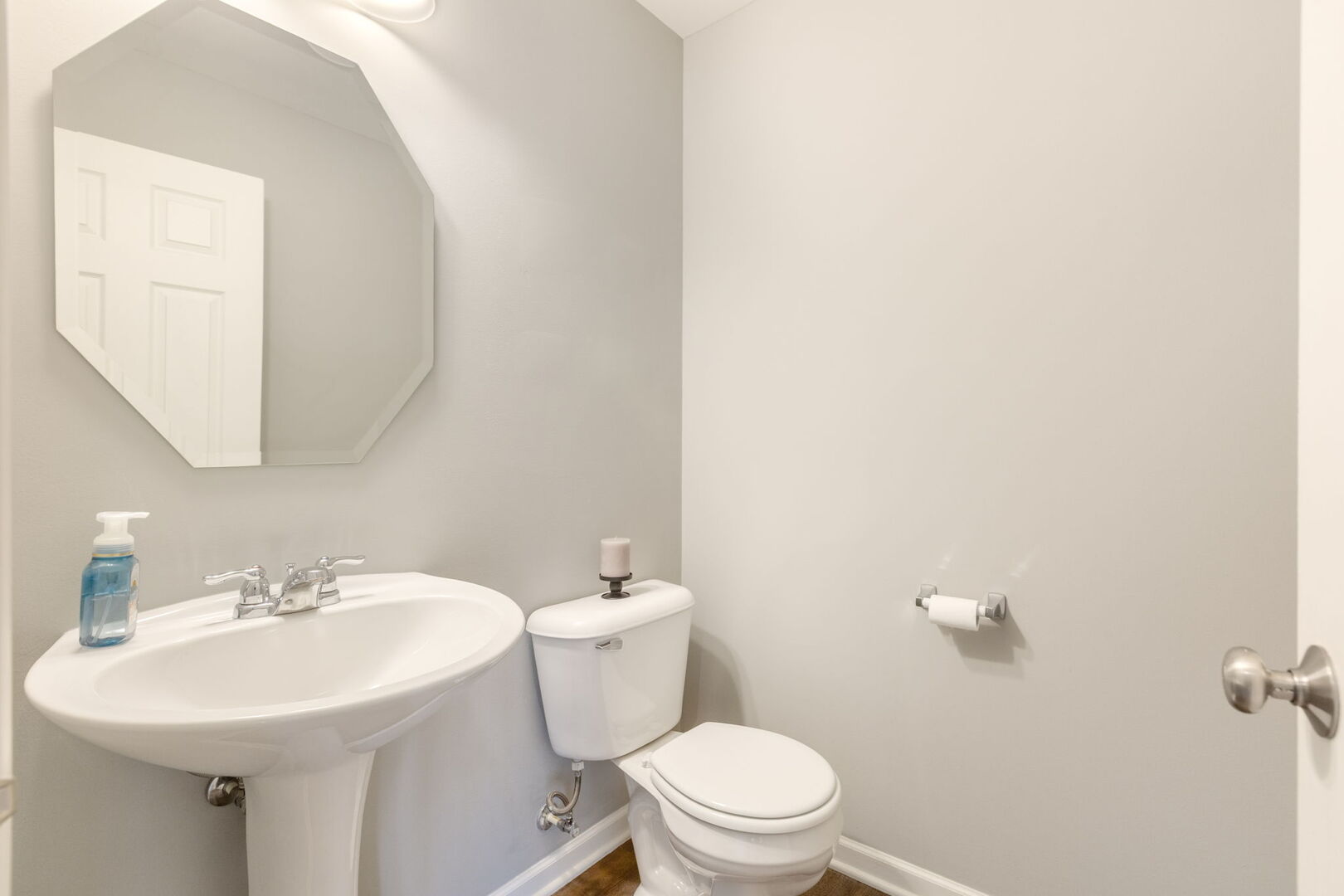 Woodstock, Illinois 60098, United States, 2 Bedrooms Bedrooms, ,2 BathroomsBathrooms,Residential,Active,249347