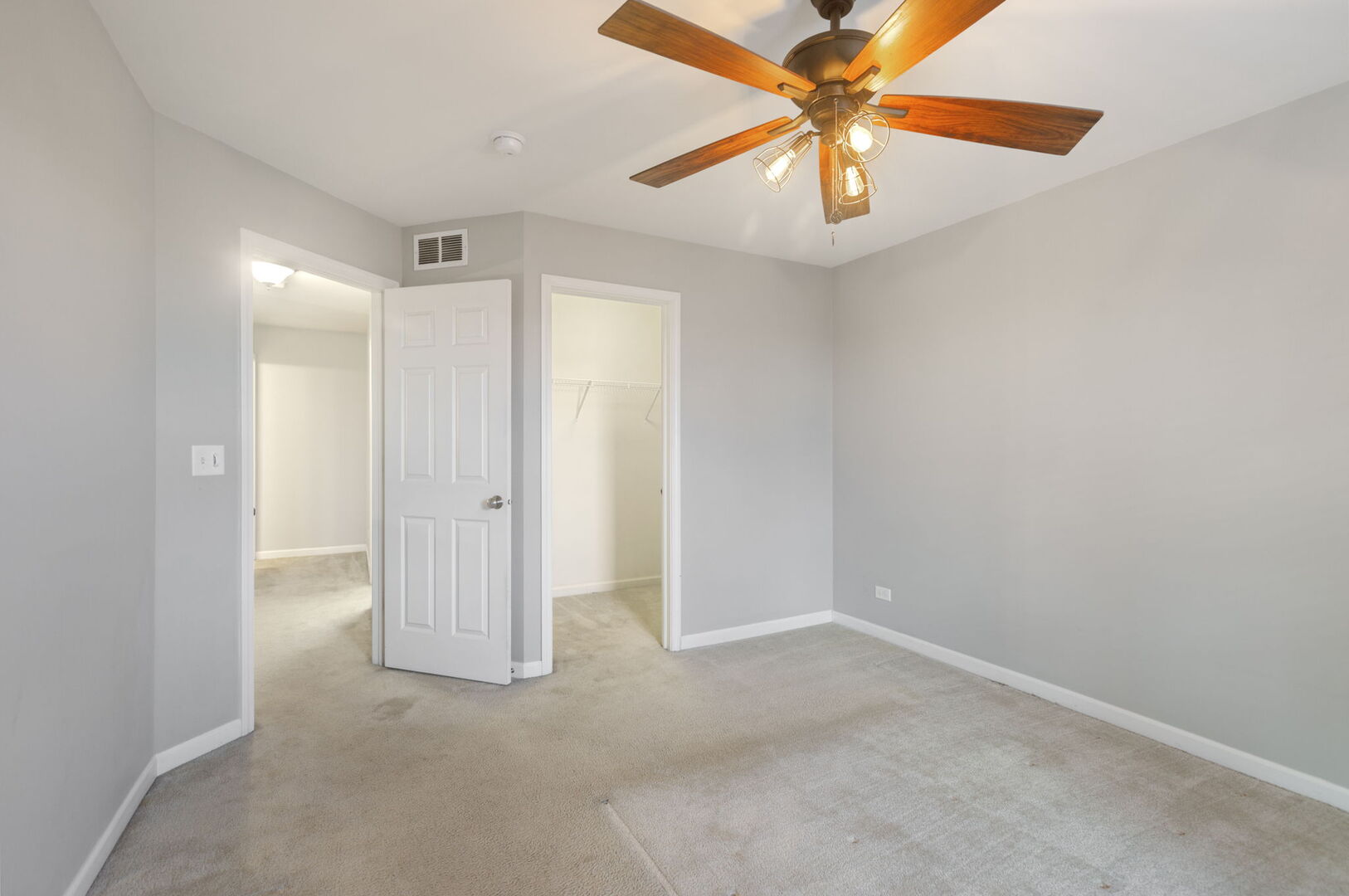 Woodstock, Illinois 60098, United States, 2 Bedrooms Bedrooms, ,2 BathroomsBathrooms,Residential,Active,249347