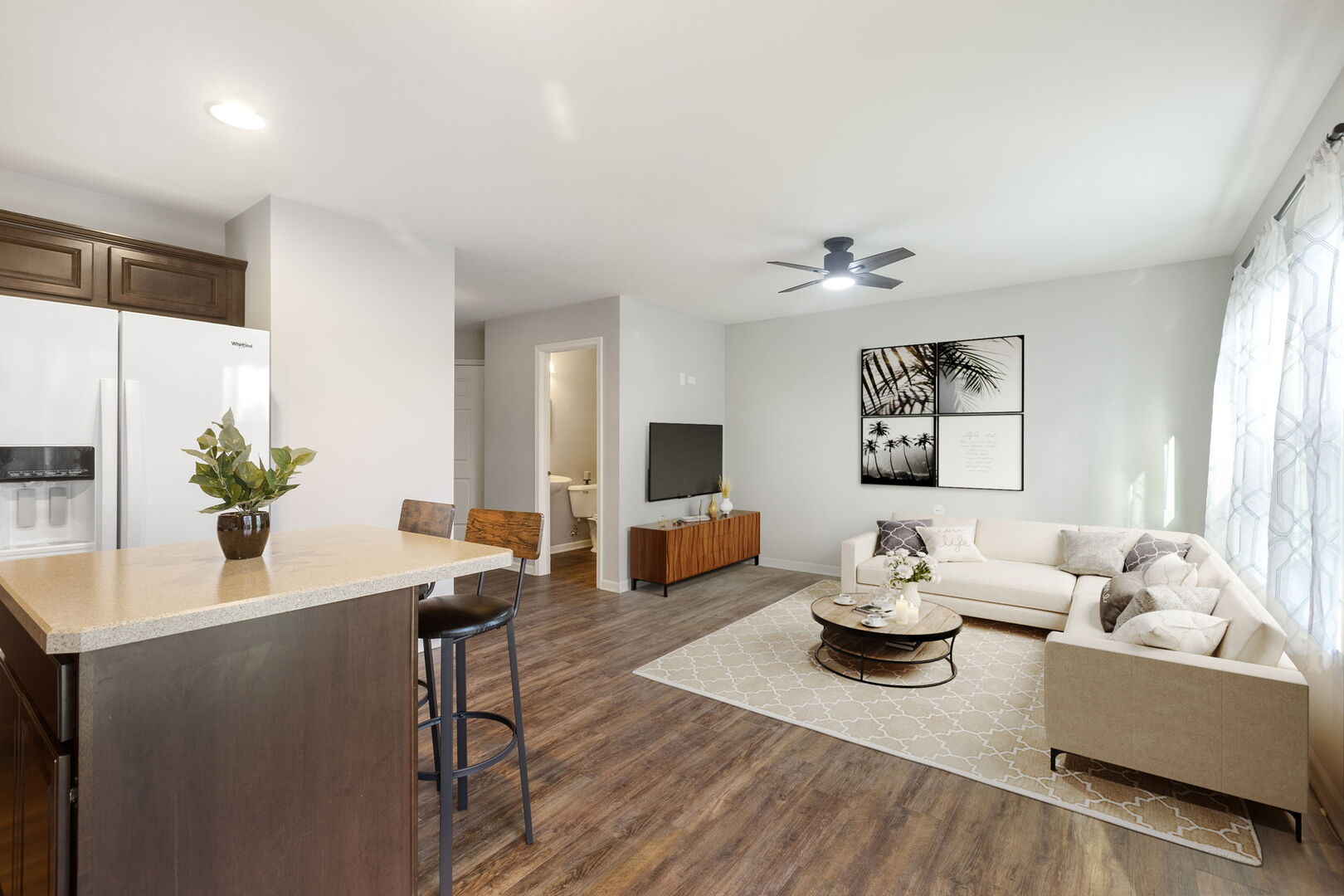 Woodstock, Illinois 60098, United States, 2 Bedrooms Bedrooms, ,2 BathroomsBathrooms,Residential,Active,249347