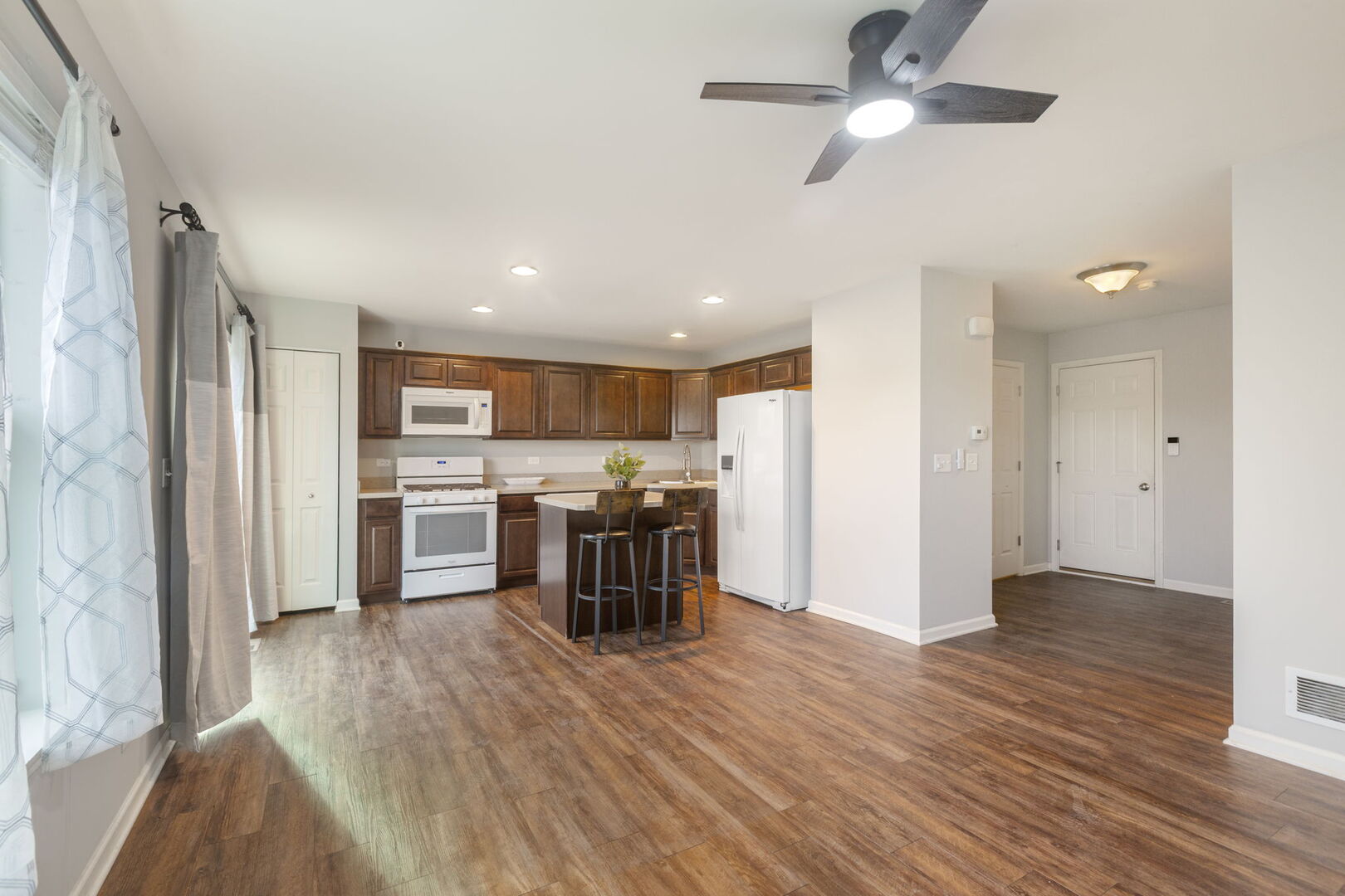 Woodstock, Illinois 60098, United States, 2 Bedrooms Bedrooms, ,2 BathroomsBathrooms,Residential,Active,249347