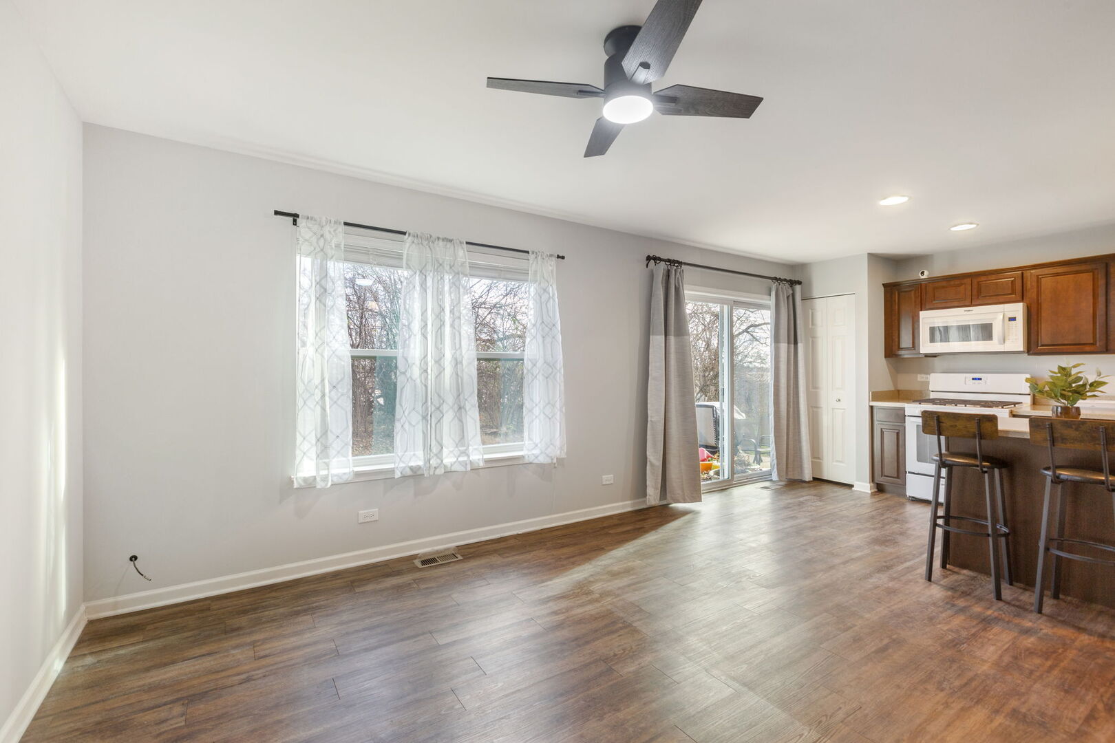 Woodstock, Illinois 60098, United States, 2 Bedrooms Bedrooms, ,2 BathroomsBathrooms,Residential,Active,249347