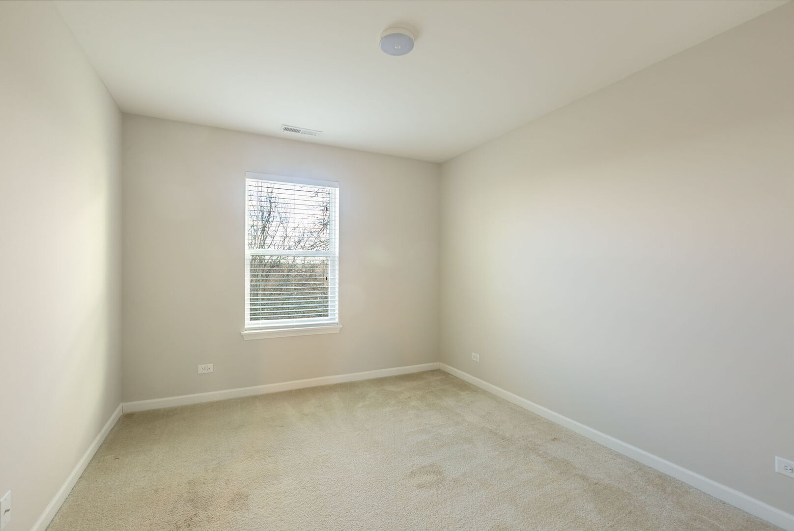 Woodstock, Illinois 60098, United States, 2 Bedrooms Bedrooms, ,2 BathroomsBathrooms,Residential,Active,249347