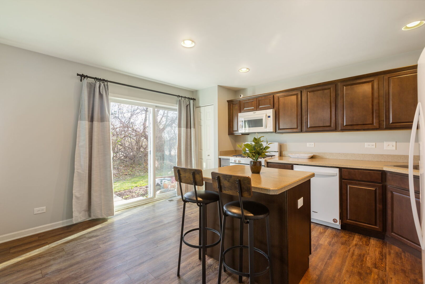 Woodstock, Illinois 60098, United States, 2 Bedrooms Bedrooms, ,2 BathroomsBathrooms,Residential,Active,249347