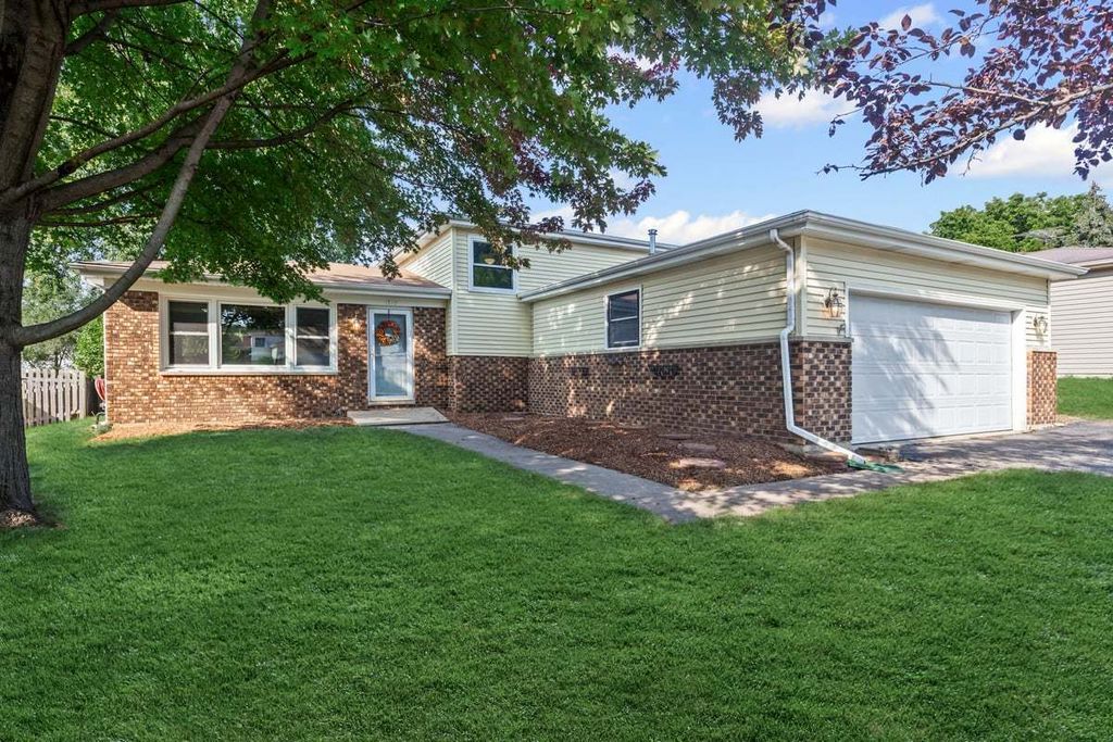 Photo for 1718 Patricia Lane, St. Charles, IL 60174 (MLS # 12459300)