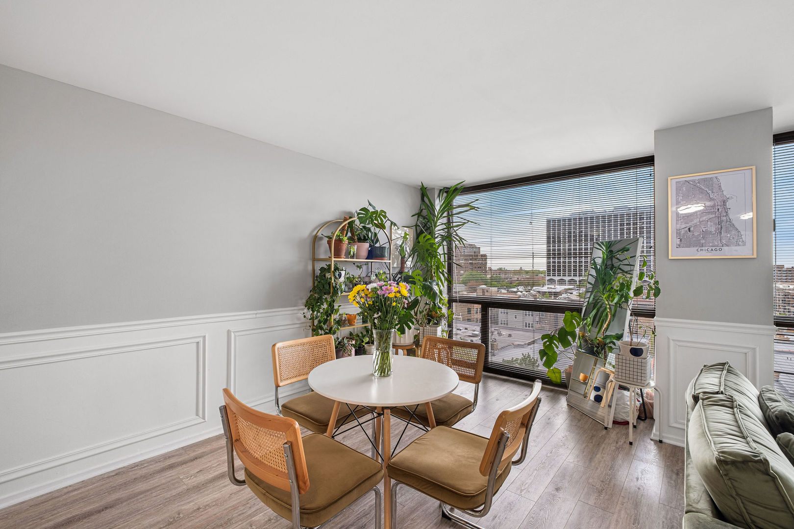 4343 N Clarendon Avenue 817