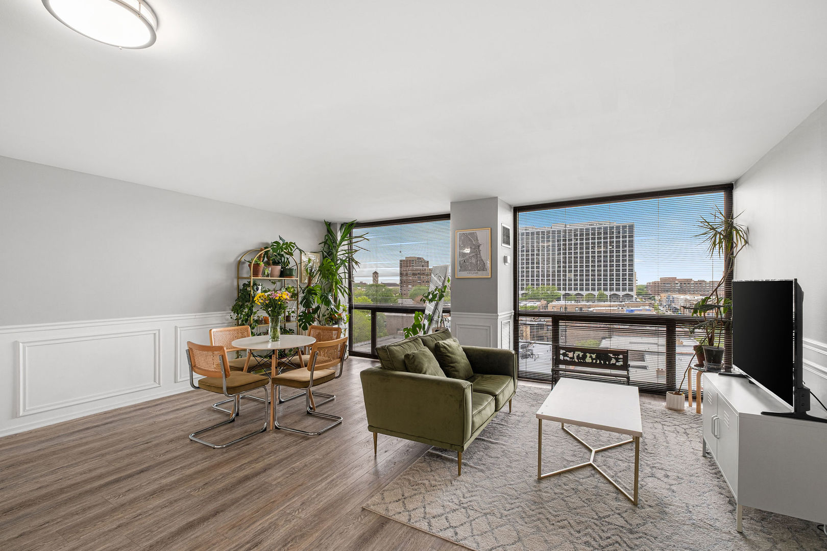 4343 N Clarendon Avenue 817