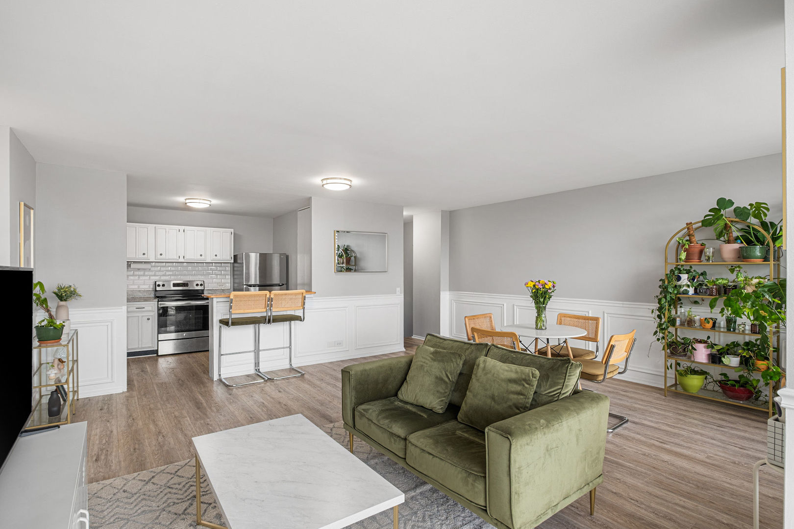 4343 N Clarendon Avenue 817