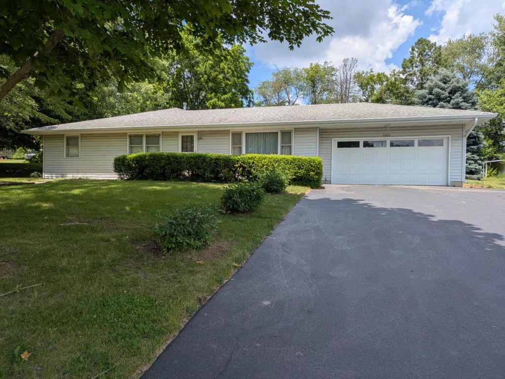 Photo for 8692 Glacier Drive, Byron, IL 61010 (MLS # 12404729)