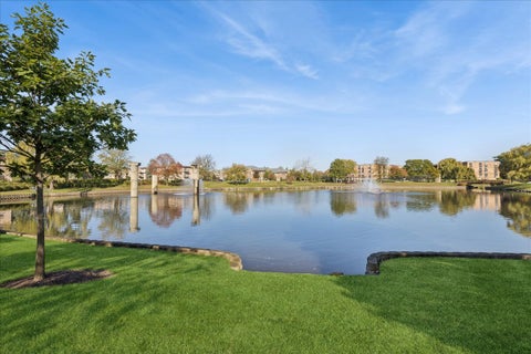 Tiny photo for 625 W Huntington Commons Road #405, Mount Prospect, IL 60056 (MLS # 12794649)