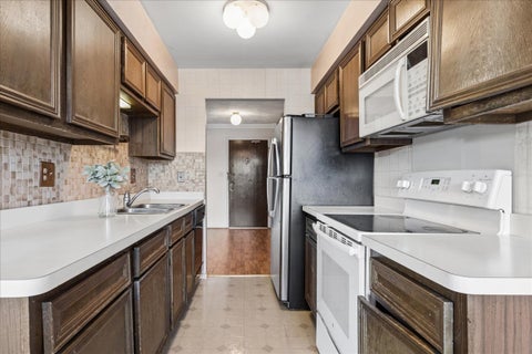 Tiny photo for 625 W Huntington Commons Road #405, Mount Prospect, IL 60056 (MLS # 12794649)