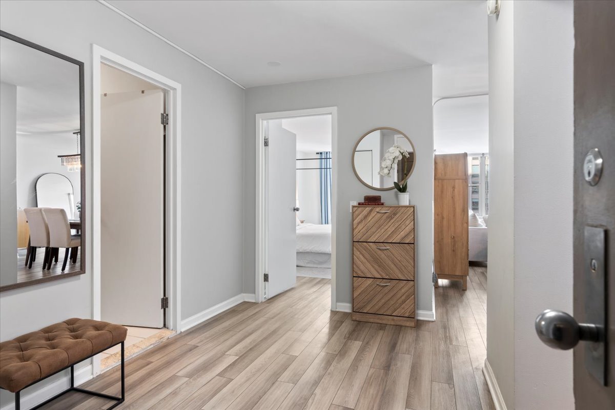 525 W Hawthorne Place 2008